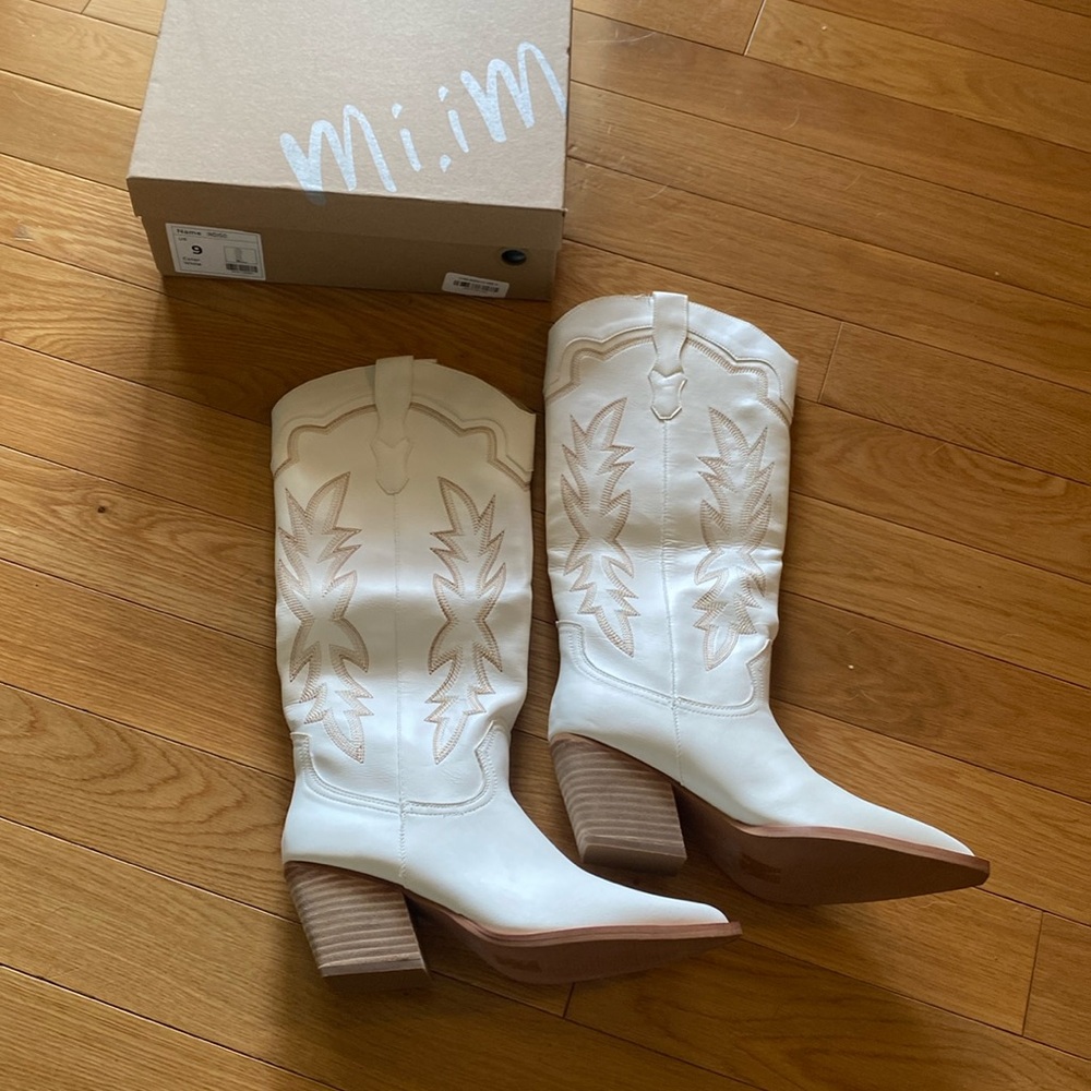 White cowgirl, western boots size 9. NWT
